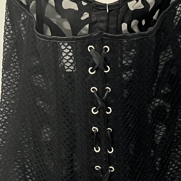 Black Mesh and Lace Corset - Picture 5 of 6